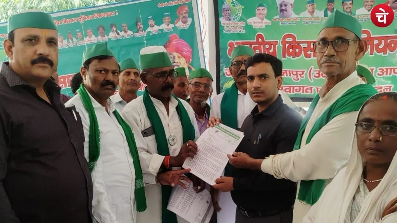 Farmer leaders in Mirzapur submit a memorandum addressed to the President, expressing opposition to the SIR